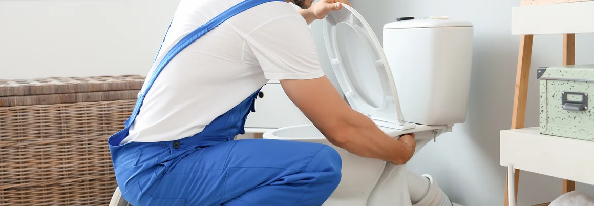 Person montiert Toilette